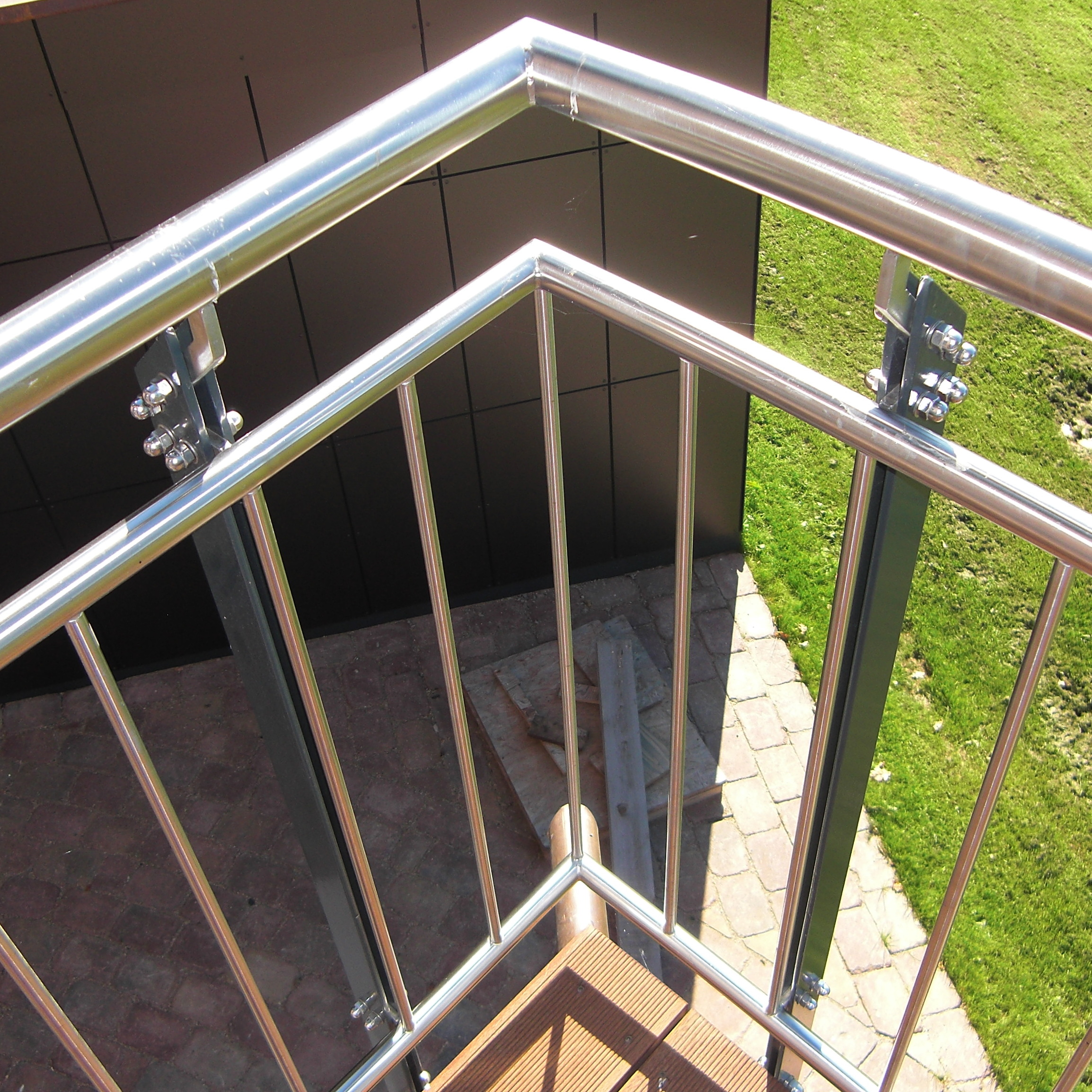 Eine Nahaufnahme eines Edelstahlgeländers auf einem Balkon.